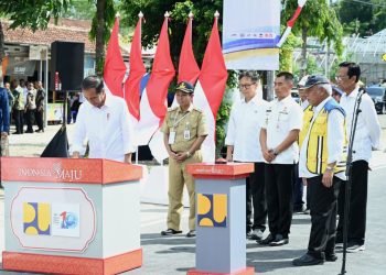 Presiden Jokowi meresmikan tujuh ruas jalan di DIY yang dipusatkan di Kabupaten Gunungkidul, DIY, pada Selasa (30/01/2024). (Foto: BPMI Setpres/Kris)