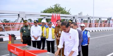 Presiden Jokowi meresmikan enam jembatan yang menggantikan Jembatan Callendar Hamilton (CH) di lintas utara Jawa, Rabu (03/01/2024). (Foto: BPMI Setpres/Rusman)