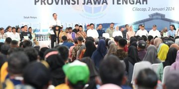 Presiden Jokowi menyerahkan 2.000 sertifikat tanah untuk rakyat, Selasa (02/01/2024), di Gedung Tenis Indoor Premium Pertamina, Kabupaten Cilacap, Jawa Tengah. (Foto: BPMI Setpres/Kris)