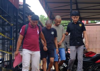 Kedua Tersangka Pembobolan Rumah saat Digiring untuk Menjalani Pemeriksaan, foto: Mael/detak.media