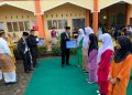 Gubernur Kepri Ansar Ahmad saat Menyerahkan E-KTP Kepada Murid SMA Negeri 7 Tanjungpinang yang Berusia 17 Tahun, foto: Mael/detak.media