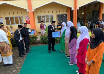 Gubernur Kepri Ansar Ahmad saat Menyerahkan E-KTP Kepada Murid SMA Negeri 7 Tanjungpinang yang Berusia 17 Tahun, foto: Mael/detak.media