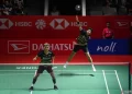Pebulu tangkis ganda putra Indonesia Bagas Maulana (kanan) dan rekannya Muhammad Shohibul Fikri (kiri) mengembalikan kok ke arah lawannya pebulu tangkis ganda putra China Chen Bo Yang dan Liu Yi pada babak pertama (32 besar) turnamen Daihatsu Indonesia Masters 2024 di Istora Senayan, Gelora Bung Karno, Jakarta, Selasa (23/1/2024). ANTARA FOTO/Aditya Pradana Putra/aww.