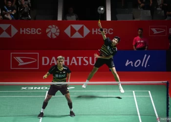 Pebulu tangkis ganda putra Indonesia Bagas Maulana (kanan) dan rekannya Muhammad Shohibul Fikri (kiri) mengembalikan kok ke arah lawannya pebulu tangkis ganda putra China Chen Bo Yang dan Liu Yi pada babak pertama (32 besar) turnamen Daihatsu Indonesia Masters 2024 di Istora Senayan, Gelora Bung Karno, Jakarta, Selasa (23/1/2024). ANTARA FOTO/Aditya Pradana Putra/aww.