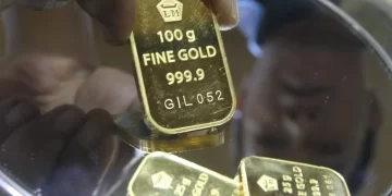 Pramuniaga menunjukkan emas batangan Aneka Tambang (Antam) di sebuah gerai emas di Malang, Jawa Timur, Rabu (3/1/2024). ANTARA FOTO/Ari Bowo Sucipto/nym.