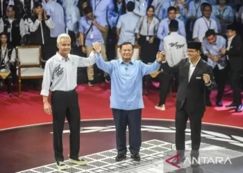 Arsip Foto - Capres nomor urut 1 Anies Baswedan (kanan), capres nomor urut 2 Prabowo Subianto (tengah), dan capres nomor urut 3 Ganjar Pranowo (kiri) berpegangan tangan usai beradu gagasan dalam debat pertama capres Pemilu 2024 di Gedung KPU RI, Jakarta, Selasa (12/12/2023). ANTARA FOTO/Galih Pradipta/YU/aa.