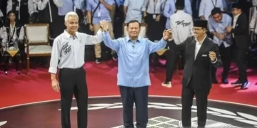 Arsip Foto - Capres nomor urut 1 Anies Baswedan (kanan), capres nomor urut 2 Prabowo Subianto (tengah), dan capres nomor urut 3 Ganjar Pranowo (kiri) berpegangan tangan usai beradu gagasan dalam debat pertama capres Pemilu 2024 di Gedung KPU RI, Jakarta, Selasa (12/12/2023). ANTARA FOTO/Galih Pradipta/YU/aa.