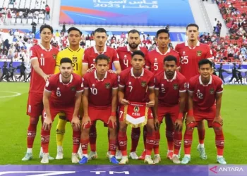Timnas Indonesia berfoto bersama saat akan melawan Timnas Jepang pada pertandingan penyisihan grup D Piala Asia 2023 di Stadion Al Thumama, Doha, Qatar, Rabu (24/1/2024). ANTARA FOTO/Yusran Uccang/nz