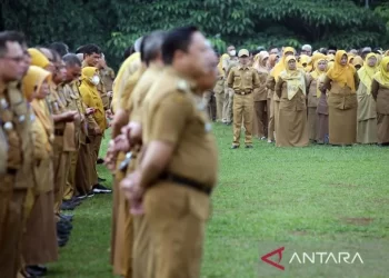 Sejumlah Pegawai Negeri Sipil (PNS) mengikuti apel pertama awal tahun di Lapangan Tegar Beriman, Cibinong, Kabupaten Bogor, Jawa Barat, Selasa (2/1/2024). ANTARA FOTO/Yulius Satria Wijaya/tom/am.