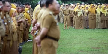 Sejumlah Pegawai Negeri Sipil (PNS) mengikuti apel pertama awal tahun di Lapangan Tegar Beriman, Cibinong, Kabupaten Bogor, Jawa Barat, Selasa (2/1/2024). ANTARA FOTO/Yulius Satria Wijaya/tom/am.