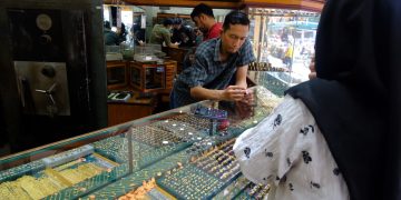 Pengunjung saat Membeli Emas di Toko Batang Hari Jalan Merdeka Tanjungpinang, foto: Mael/detak.media