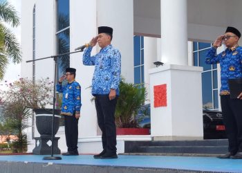 Foto bupati Natuna, Wan Siswandi, saat memimpin apel