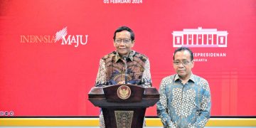 Menko Polhukam Mahfud MD didampingi Mensesneg Pratikno memberikan keterangan pers di Kantor Presiden, Jakarta, Kamis (01/02/2024). (Foto: BPMI Setpres)