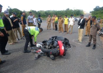 Polisi saat Melakukan Olah Tempat Kejadian Kecelakaan di Dompak, Tepatnya di Simpang Empat Stadion Gelora Sri Tribuana, foto: Mael/detak.media