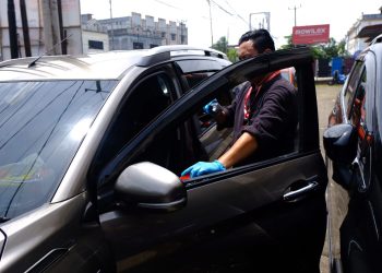 Polisi saat Melakukan olah TKP Perampokan Pecah Kaca Mobil di Tanjungpinang, foto: Mael/detak.media