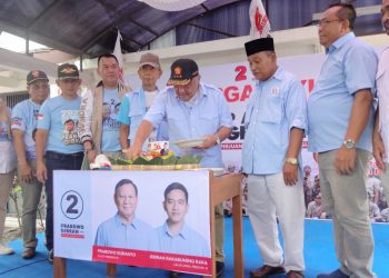 Ketua DPC Gerindra Kota Blitar Endro Hermono, saat potong tumpeng, foto: Dani ES/detak.media