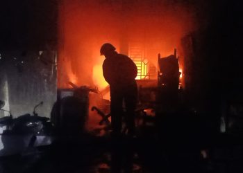 Petugas Pemadam Kebakaran saat melakukan Pemadaman Api yang Melalap Rumah di Jalan Ir Sutami, foto: DPKP Tanjungpinang