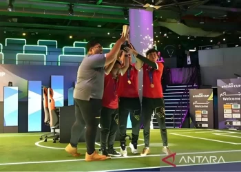 Tangkap layar - Tim nasional eFootball Indonesia mengangkat trofi usai memastikan diri sebagai juara AFC eAsian Cup Qatar 2023 di Virtuocity Arena Doha, Qatar, Minggu (5/2/2024). ANTARA/youtube.com/AFC Asian Cup/Arindra Meodia/am.