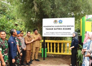 Bupati Bintan bersama dengan Stakeholder foto bersama di Plang Taman Wisata Kijang, foto: ist/MC Bintan/detak.media