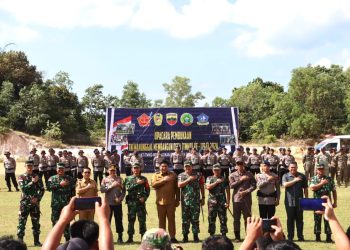 Bupati Bintan, Roby Kurniawan, foto bersama dengan Stakeholder saat pembukaan TMMD, foto: MCBintan/detak.media