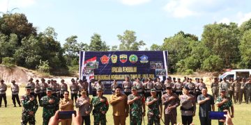 Bupati Bintan, Roby Kurniawan, foto bersama dengan Stakeholder saat pembukaan TMMD, foto: MCBintan/detak.media