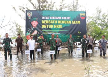Wakil Bupati Bintan, Ahdi Muqsith (baju putih) saat foto bersama dengan Stakeholder seusai menanam mangrove, foto: MCBintan/detak.media