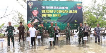 Wakil Bupati Bintan, Ahdi Muqsith (baju putih) saat foto bersama dengan Stakeholder seusai menanam mangrove, foto: MCBintan/detak.media