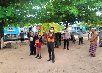 Tim SAR Gabungan saat membawa jenazah untuk dimakamkan