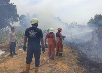 Suasana Terbakarnya Lahan di Kawasan Kelurahan Senggarang Tanjungpinang, foto: Mael/detak.media