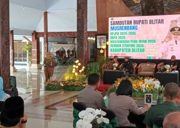 Bupati Blitar Rini Syarifah saat berikan sambutannya, foto: Dani ES/detak.media