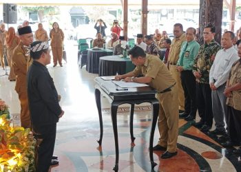 Kepala Bappedalitbang Kabupaten Blitar, Rully Wahyu Prasetyowanto saat tandatangani hasil Musrenbang, foto: Dani ES/detak.media