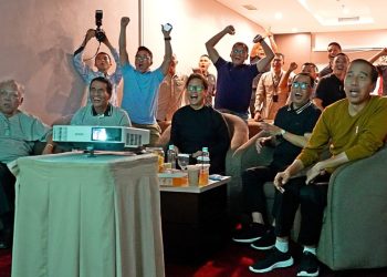 Presiden Jokowi Presiden RI menyaksikan pertandingan tim nasional sepak bola Indonesia melawan Vietnam, di Kota Palu, Sulawesi Tengah, Selasa (26/03/2024). (Foto: BPMI Setpres)