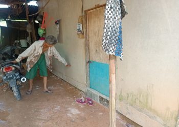 Mahbub saat Menunjukan Ketinggian Air Banjir yang Baru-baru Ini Melanda Kediamannya, foto: Mael/detak.media