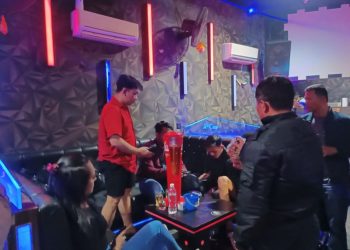 Petugas Razia saat Mendatangi Salah Satu THM di Tanjungpinang, pada 27 Agustus 2023, foto: mael/detak.media