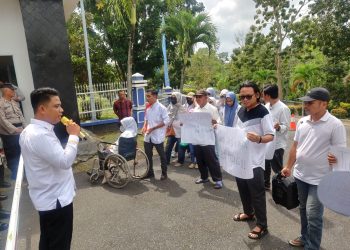 LSM Rampai Nusantara Tanjungpinang saat Menggelar Aksi Damai di Kantor Walikota, foto: Mael/detak.media