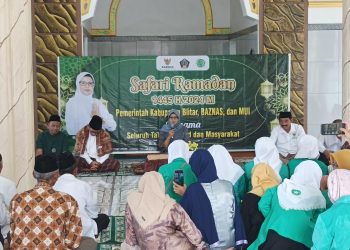 Mak Rini saat menyapa jamaah Masjid Baitun Najah, foto: Dani ES/detak.media