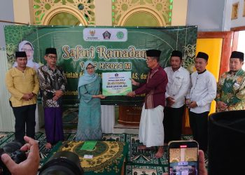 Bupati Blitar Rini Syarifah saat berikan bantuan ke Masjid Sunan Kalijaga sebesar 50 juta secara simbolis, foto: Dani ES/detak.media