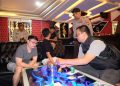 Polisi saat Melakukan Tes Urine Pengunjung KTV Clasix Tanjungpinang, foto: Mael/detak.media