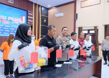 Polres Blitar Kota saat tunjukkan barang bukti prostitusi online, foto: Dani ES/detak.media