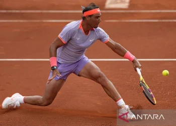 Rafael Nadal mengembalikan bola pukulan dari Alex De Minaur dalam turnamen tenis ATP Barcelona Open di Real Club de Tenis di Barcelona, Rabu (17/4/2024). ANTARA/AFP/Pau Barrena/am.