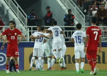 Para pemain Uzbekistan melakukan selebrasi setelah terjadi gol bunuh diri pemain Indonesia saat pertandingan semifinal Piala Asia U23 antara kedua tim di Abdullah Bin Khalifa Stadium, Doha, Senin (29/4/2024). (Photo by KARIM JAAFAR / AFP) (AFP/KARIM JAAFAR)
