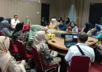 Kadis P3AP2KB Kepri, Muhammad Dali saat menerima kunjungan kerja dari DP3AP2KB Provinsi Riau, foto: ist/detak.media