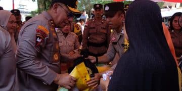 Kapolda Kepri saat Menyerahkan Sembako Murah kepada Warga Tanjungpinang, foto: Mael/detak.media
