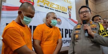 Tersangka Dimas dan Tri Sutrisno usai Ditangkap Polresta Tanjungpinang terkait kasus Penggelapan dalam Jabatan, foto: Mael/detak.media