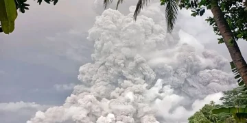 Abu vulkanik dan awan panas menyebar ke segala arah akibat aktivitas erupsi yang terjadi di Gunung Ruang yang terletak di Kabupaten Kepulauan Sitaro, Sulawesi Utara, Selasa (30/4/2024). (ANTARA/HO-PVMBG)