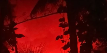 Gunung Ruang di Pulau Ruang, Kabupaten Kepulauan Sitaro, Sulawesi Utara, kembali berstatus awas level IV setelah kembali erupsi pada hari ini pukul 02.35 WITA. (ANTARA/Foto diambil dari grup percakapan yang diteruskan Ketua PGA Karangetang, Yudia P Tatipang pukul 03.04 WITA)