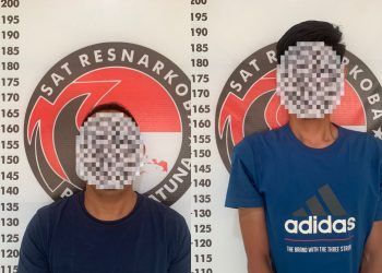Dua tersangka pengguna narkotika jenis sabu berhasil diamankan dalam operasi selagi 2024 (foto : Humas Polres)