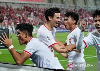 Pesepak bola Timnas U-23 Indonesia melakukan selebrasi usai menang melawan Timnas U-23 Korea Selatan melalui adu pinalti dengan agregat 11-10, setelah sebelumnya bermain imbang dengan skor 2-2 pada babak perempat final Piala Asia U-23 2024 di Stadion Abdullah bin Khalifa, Doha, Qatar, Jumat (26/4/2024) dini hari. ANTARA FOTO/HO-PSSI/wpa/foc/aa.