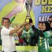 Kepala DP3AP2KB Kepri, Muhammad Dali saat menyerahkan Piala pada penutupan Kejuaraan voli Gubernur Kepri Zona Karimun, foto: ist/detak.media