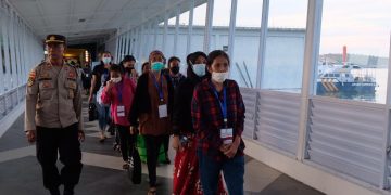 PMI yang Dideportasi dari Malaysia tiba di Pelabuhan Sri Bintan Pura (SBP) Tanjungpinang, foto: Mael/detak.media